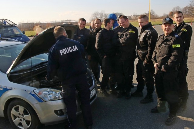 Policjanci z Brzozowa, Jasła, Krosna, Leska, Sanoka i Ustrzyk Dolnych doskonalili swoje umiejętności z zakresu kierowania radiowozem. Zajęcia prowadził asp. Marcin Krówka z KMP w Krośnie.Funkcjonariusz przypomniał uczestnikom szkolenia przepisy z zakresu ruchu drogowego, istniejące regulacje prawne dotyczące pojazdów uprzywilejowanych, możliwe skutki związane ze spowodowaniem zdarzenia drogowego i wynikającą z tego odpowiedzialność.Podczas zajęć praktycznych funkcjonariusze doskonalili  bezpieczną i dynamiczną jazdę radiowozem.Zobacz także: Służba policjantów w nieoznakowanych radiowozach