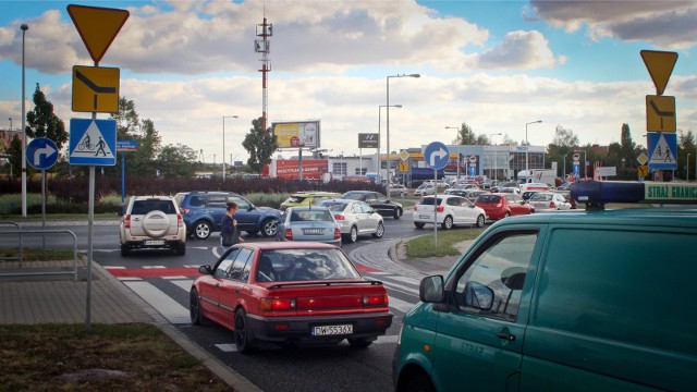 Jadąc do szkoły i ewentualnie na imprezy wybieramy we Wrocławiu komunikację miejską. W ogromnej większości innych przypadków wrocławianie decydują się na podróż własnym samochodem. Wszak przeliczając ich na mieszkańców mamy jeden z najlepszych wskaźników w Polsce - prawie 900 na 1000 mieszkańców! Kiedy wybieramy samochód i gdzie nim jeździmy? Sprawdź w raporcie, który powstał na bazie Wrocławskiej Diagnozy Społecznej, czyli największego wrocławskiego badania preferencji mieszkańców powstającego na Uniwersytecie Wrocławskim. Wynika z niego jasno, że dla mieszkańców Wrocławia samochód jest najważniejszy i szybko się z nim nie rozstaną, mimo tego że powstaje coraz więcej ułatwień dla innych użytkowników miejskiego ruchu.ZOBACZCIE KIEDY I DLACZEGO WROCŁAWIANIE WYBIERAJĄ SAMOCHÓD, PORUSZAJĄC SIĘ PRZY POMOCY STRZAŁEK PO NASZEJ GALERII