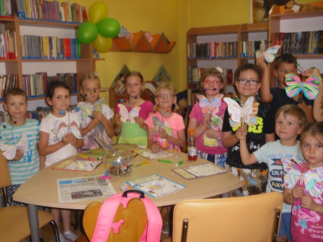 Na zajęciach w iłżeckiej bibliotece dzieci świetnie się bawią.