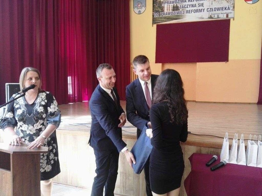 Uroczyste pożegnanie klas maturalnych w Ponadgimnazjalnym Zespole  Szkół Ekonomicznych imienia Eugeniusza Kwiatkowskiego w Sandomierzu