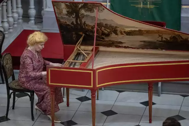 Wystąpiła doskonale znana krakowskiej publiczności wybitna klawesynistka Elżbieta Stefańska.