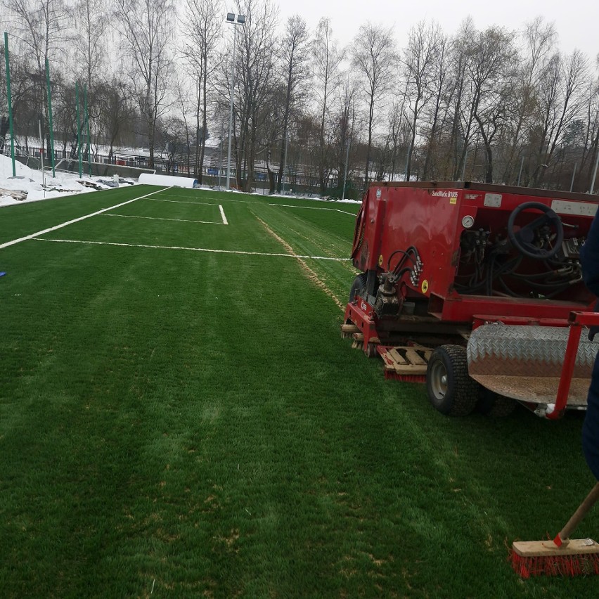 Orlęta Kielce wkrótce będą korzystać z nowego boiska. Jest już oświetlenie i sztuczna trawa z certyfikatem FIFA. Trwają ostatnie prace 