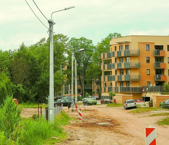 Ulica Przejezdna w Ignatki-Osiedle przypomina pobojowisko. Leży tu gruz, a między słupami elektrycznymi wiszą kable. Ma się wrażenie, że lampy są zepsute. Urzędnicy z Juchnowca Kościelnego twierdzą, że słupy zostaną tutaj również po zakończeniu remontu tej drogi.