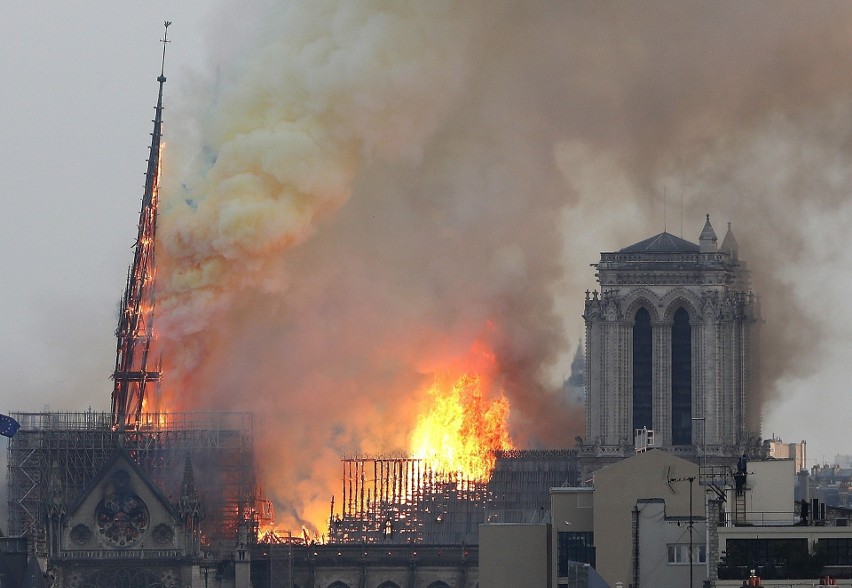 Jezus w płomieniach Notre Dame. Taki obraz zauważyła Lesley...