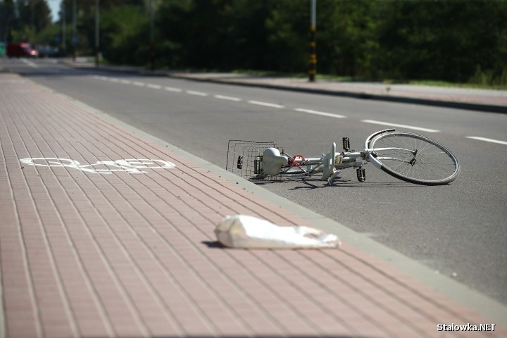 Wypadek w Stalowej Woli. Potrącony przez samochód rowerzysta jest ciężko ranny (ZDJĘCIA)