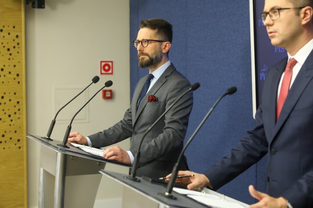 Rzecznik PiS Radosław Fogiel oraz rzecznik rządu Piotr Mueller na konferencji prasowej w Centrum Medialnym w Sejmie w Warszawie