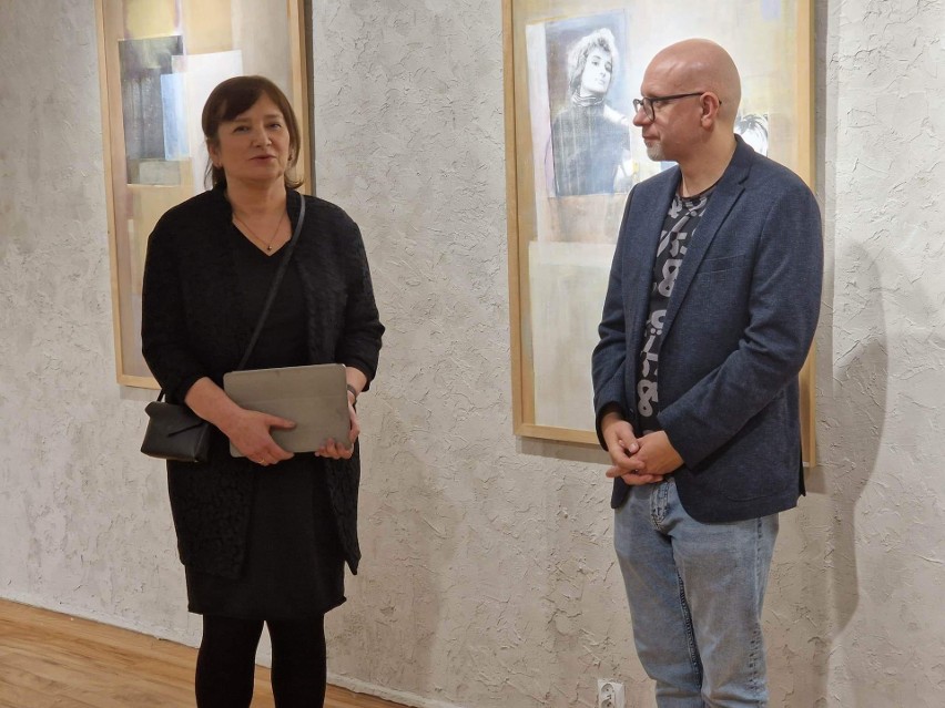 "Pamiętnik w obrazach - część trzecia" to tytuł wystawy Katarzyny Nowickiej - Urbańskiej, którą otwarto w Iłży. Zobacz zdjęcia