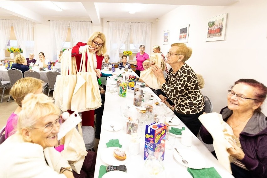Dzień Seniora w Stawiskach. Aktywni emeryci spotkali się z burmistrz przy słodkościach 