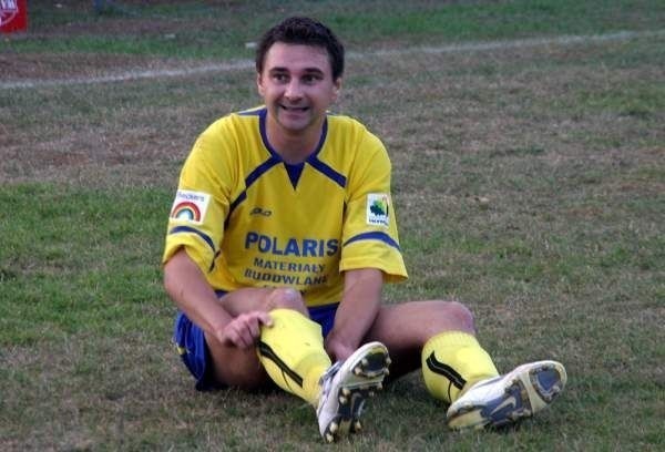 Piłkarze Iskry Sobów Tarnobrzega (na zdjęciu Mariusz Łukawski), na swoim nie najlepszym boisku nie wygrali jeszcze meczu w czwartej lidze.