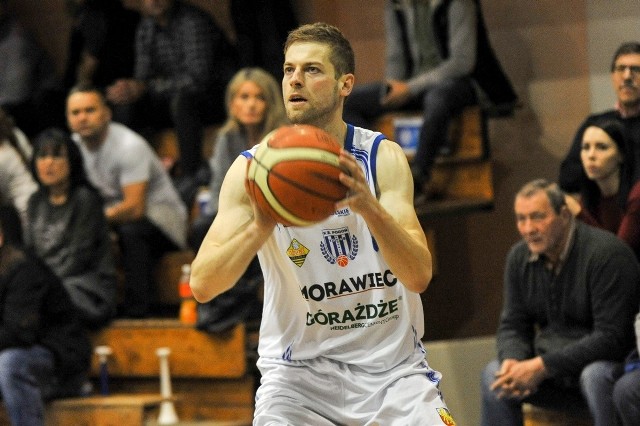 W drużynie z Prudnika ważną postacią jest obecnie Krzysztof Krajniewski. W dwóch ostatnich spotkaniach ten 28-letni skrzydłowy zaliczył dwa razy double-double.