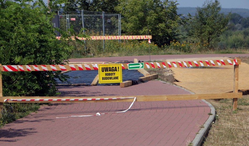 Firma budująca wieżowce zasłoniła folią uszkodzenia na...