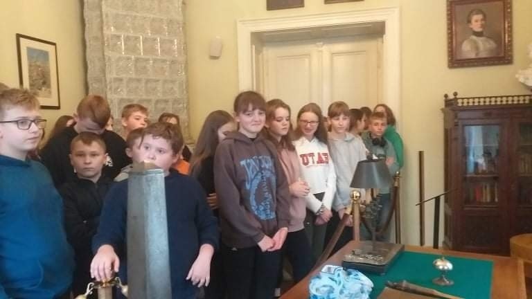 Uczniowie z Publicznej Szkoły Podstawowej w Iwaniskach podczas wycieczki uczyli się historii i patriotyzmu - zobacz zdjęcia 