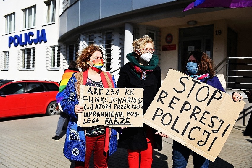 Protest przed komisariatem w Gdańsku. Przedstawiciele środowisk LGBT mówią o szykanowaniu oraz nieadekwatnych działaniach mundurowych