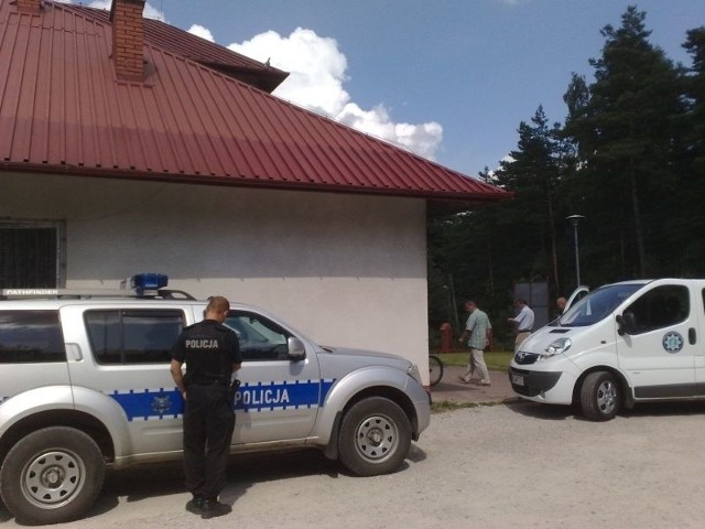 Przez cały czwartek Urząd Gminy w Słupi był nieczynny. W budynku pracowali policjanci szukający śladów kryminalistycznych.