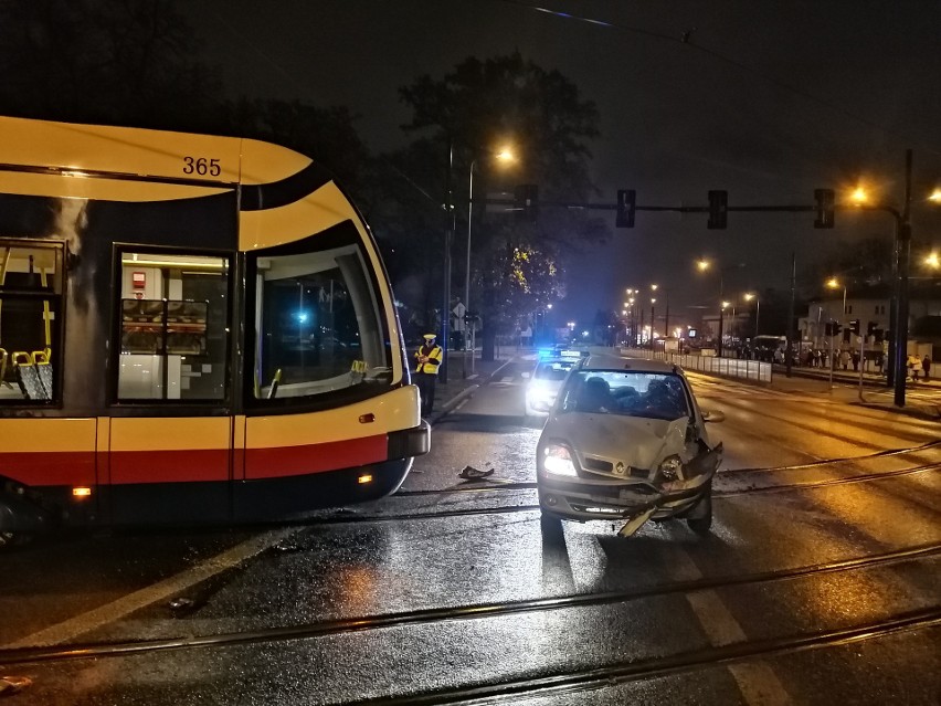 Poranne utrudnienia w komunikacji miejskiej w Bydgoszczy. Zderzenie auta z tramwajem