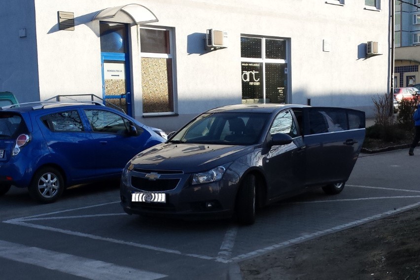 Mistrzowie parkowania w Żorach: Auta stoją obok zakazu...
