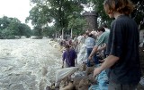 Powódź Tysiąclecia we Wrocławiu. Wielka woda zalała zoo, było o krok od tragedii [ZDJĘCIA Z ARCHIWUM]