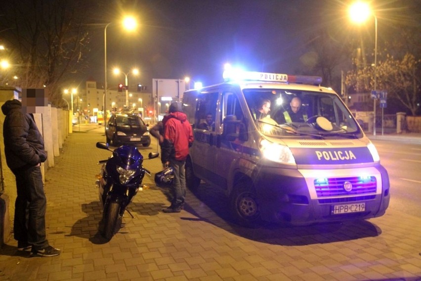 Wypadek na ulicy Kochanowskiego. Samochód osobowy uderzył w motor [FOTO]