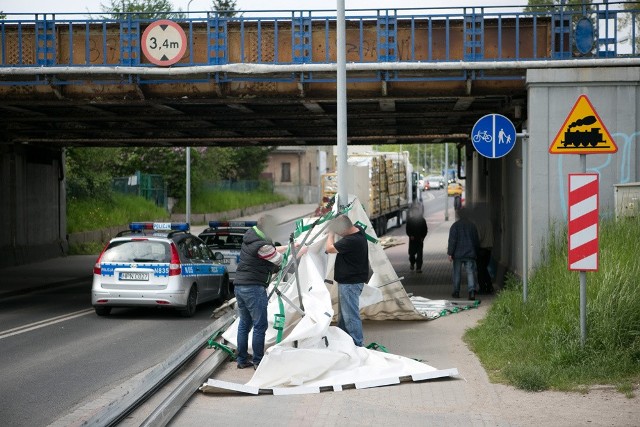 Ciężarówka zaklinowała się pod wiaduktemCiężarówka zaklinowała się pod wiaduktem