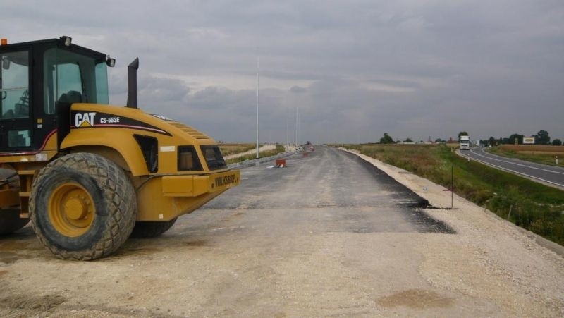 Na północnej obwodnicy Jędrzejowa kładziony już jest asfalt.