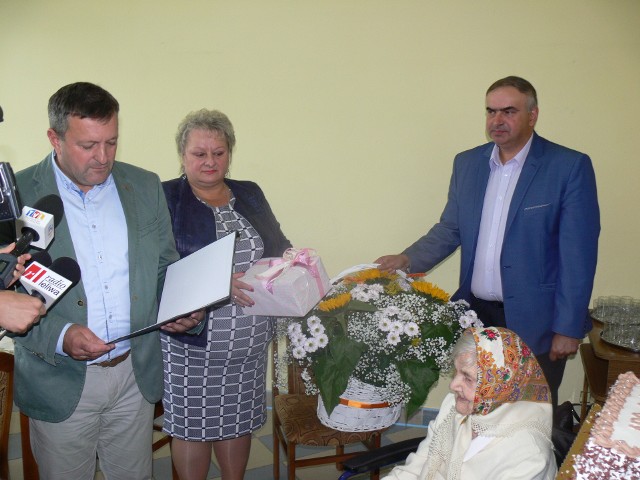 Dobre słowo, kwiaty i słodycze od sołtysa Orlisk to nie wszystko. Jubilatka otrzymała certyfikat ukończenia 100 lat.