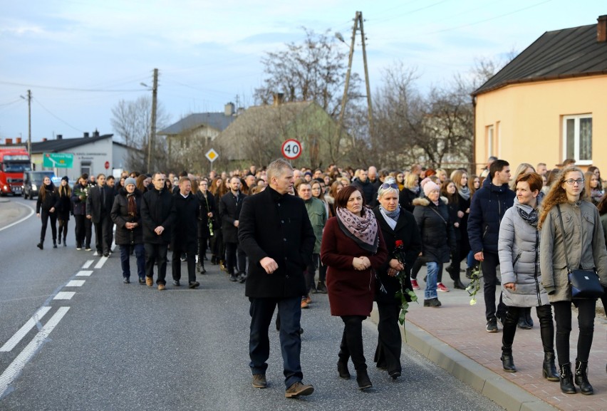 Pogrzeb Dawida Jakubowskiego, maturzysty z Końskich, reprezentanta Polski juniorów w piłce ręcznej odbył się w Żarnowie [ZDJĘCIA]