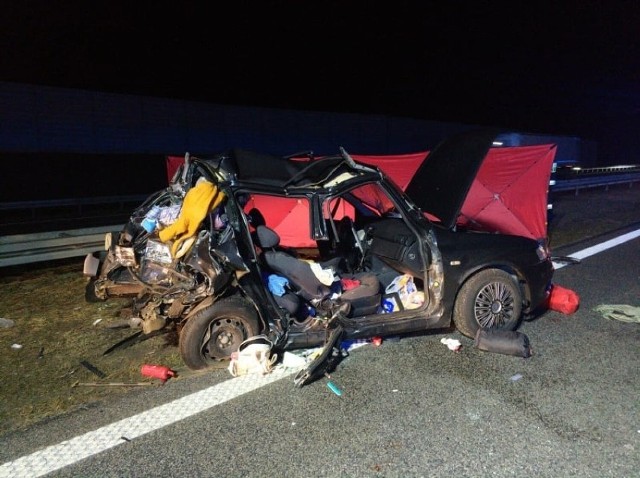 Dziś w nocy, 8 marca, na autostradzie A2 w województwie łódzkim doszło do tragicznego zdarzenia. W wyniku wypadku śmierć poniosła dwójka dzieci i kobieta. Są też ranni. Wszyscy podróżujący samochodem osobowym to obywatele Ukrainy.