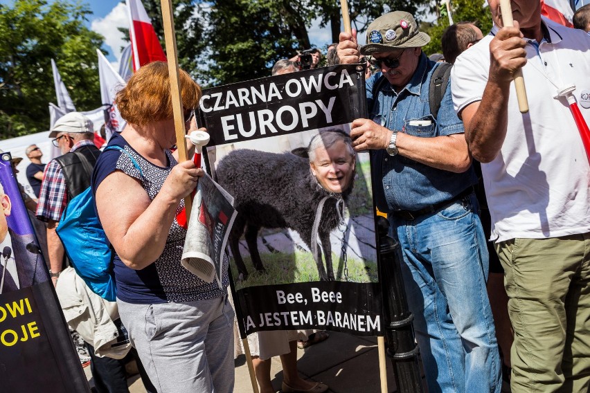 Protest przed Sejmem ws. zmian w sądownictwie [ZDJĘCIA] Demonstracja KOD i Obywateli RP w Warszawie