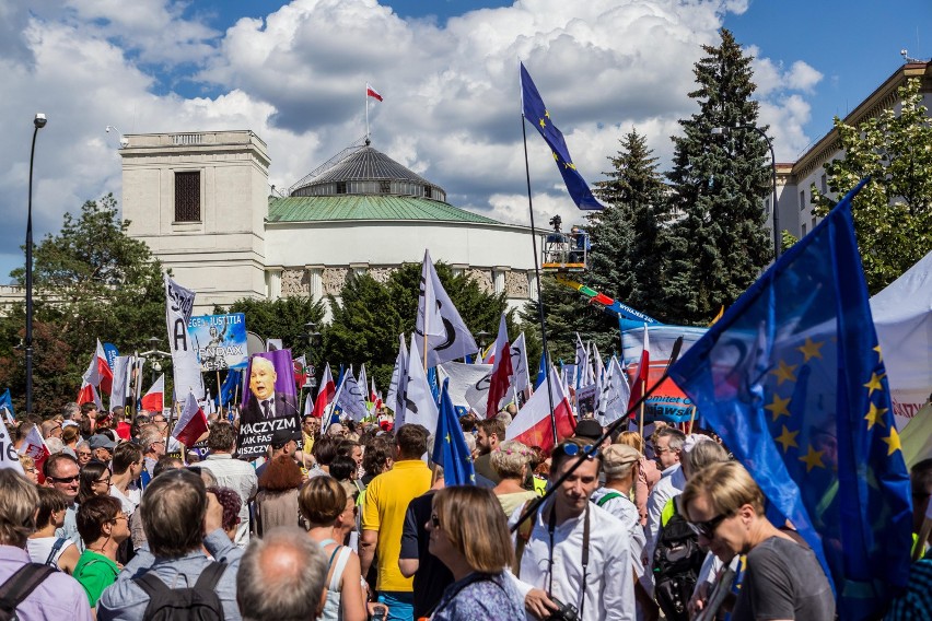 Protest przed Sejmem ws. zmian w sądownictwie [ZDJĘCIA] Demonstracja KOD i Obywateli RP w Warszawie