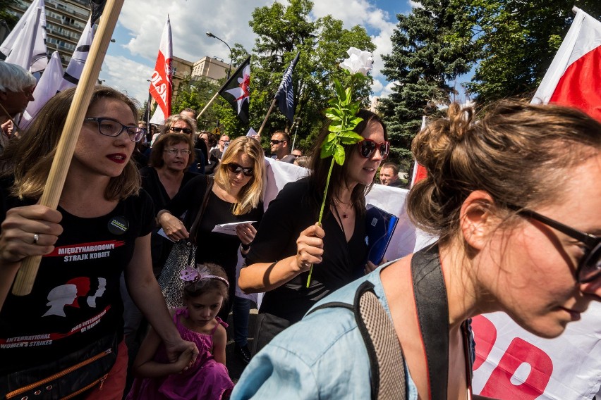 Protest przed Sejmem ws. zmian w sądownictwie [ZDJĘCIA] Demonstracja KOD i Obywateli RP w Warszawie