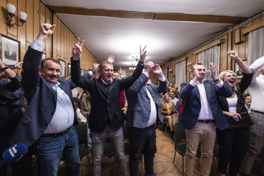Wybory parlamentarne 2023. Wstępne wyniki i radość w sztabie Trzeciej Drogi w Krakowie
