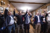 Wybory parlamentarne 2023. Wstępne wyniki i radość w sztabie Trzeciej Drogi w Krakowie