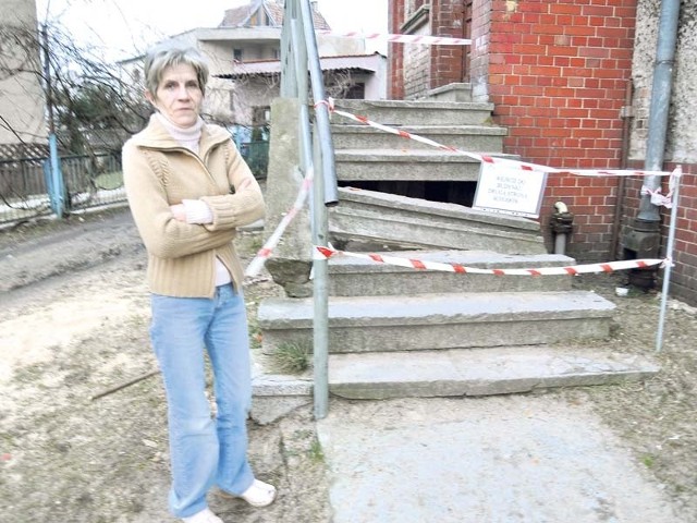 Tak wygląda wejście do kamienicy przy ulicy Piłsudskiego. Mimo apeli mieszkańców nikt nie naprawił schodów. Te więc wreszcie runęły. 