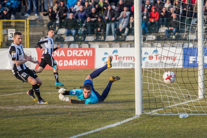 Maciej Małkowski (w tle) cieszy się z pierwszego gola
