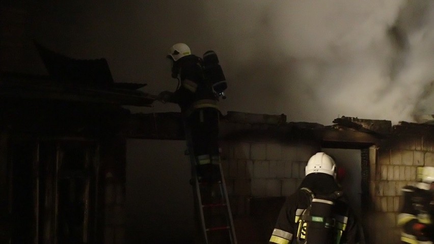 Grajewo: Budynek gospodarczy stanął w płomieniach. Strażacy musieli ewakuować zwierzęta hodowlane [zdjęcia] 