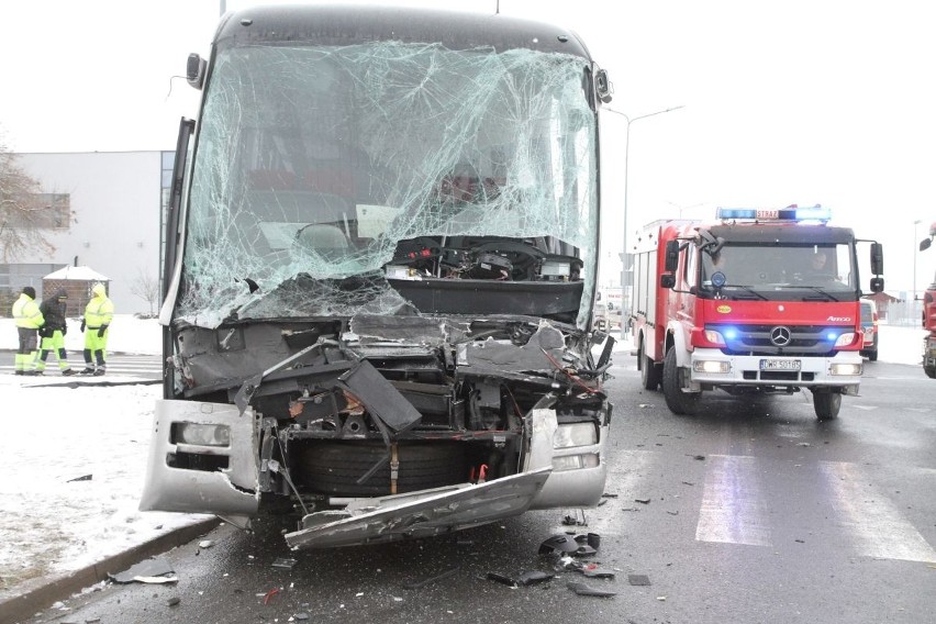 Wypadek pod LG. Autobus pracowniczy zderzył się z tirem