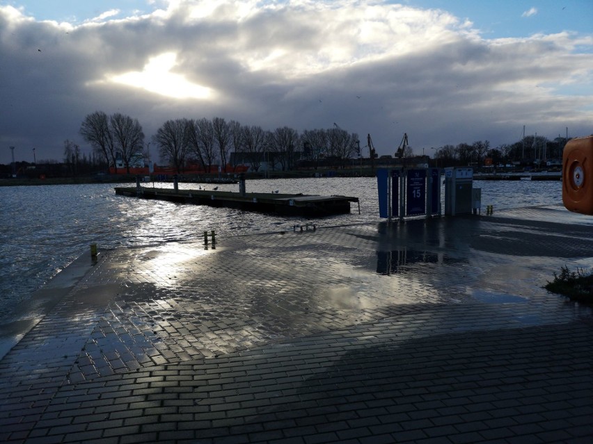 Sztorm spowodował, że ulice przy kanale portowym w Świnoujściu są zalane. Morze zabrało plażę [ZDJĘCIA]