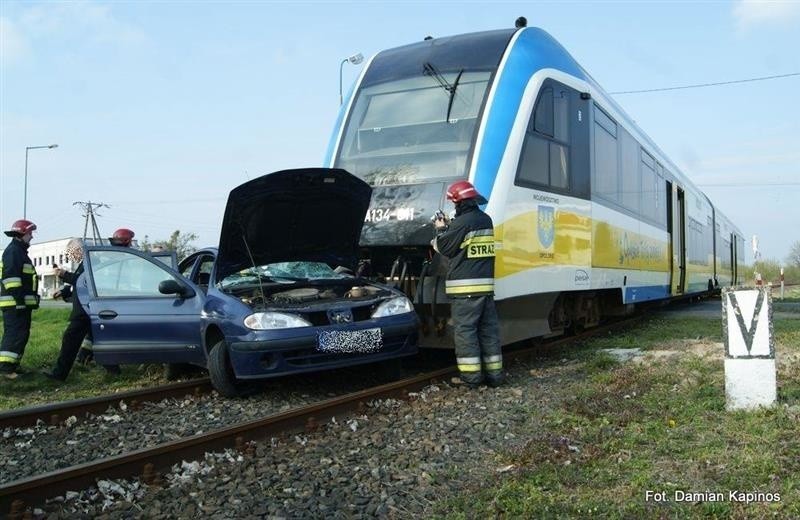 Renault wjechało pod szynobus.