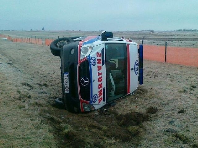 W poniedziałek karetka  pogotowia ratunkowego przewróciła się na oblodzonej drodze koło Godowa w powiecie starachowickim.