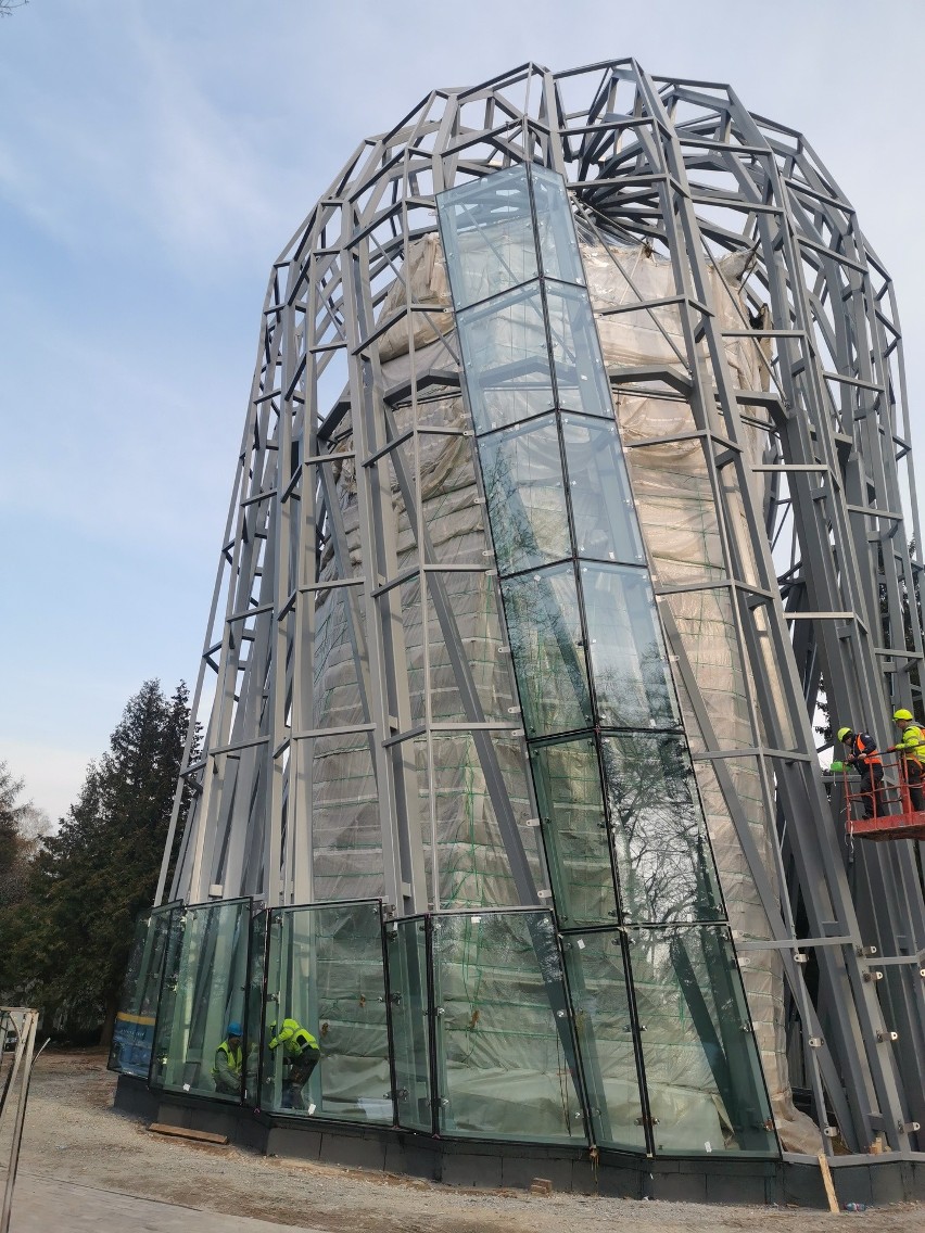 Rozpoczęło się szklenie rotundy w Parku Oliwskim. To ostatni etap prac związany z modernizacją palmiarni [zdjęcia]