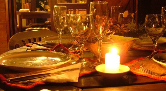 Romantyczna kolacja przy świecach to jeden ze sprawdzonych sposobów na sprawienie przyjemności kobiecie.