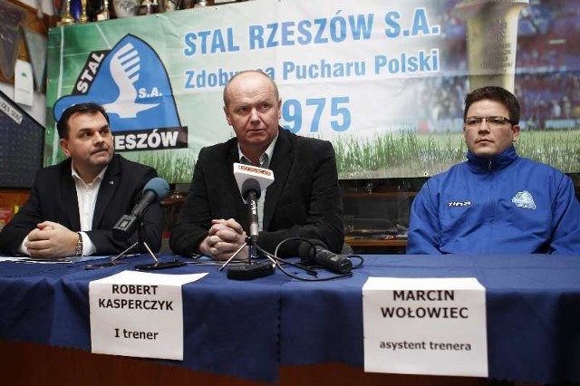 Od lewej: prezes Marek Poręba, nowy trener Robert Kasperczyk i jego asystent Marcin Wołowiec.