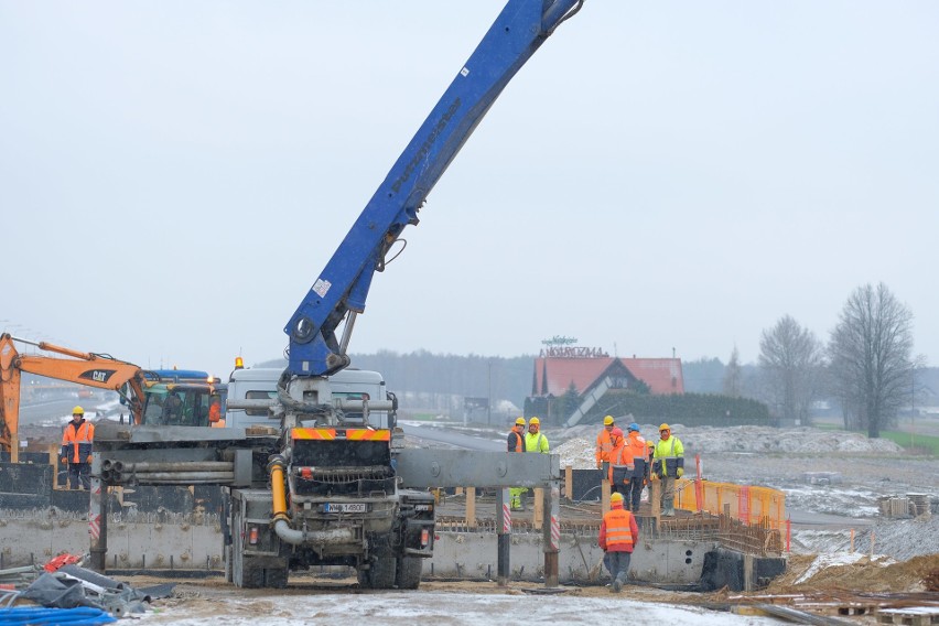 Budowa S17. Dojedziemy ekspresówką do Garwolina w połowie 2019 r. (ZDJĘCIA i WIDEO Z DRONA)