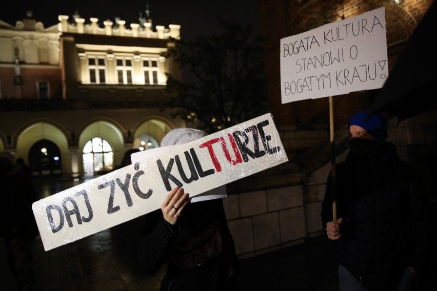 Pełne gniewu, z nadzieją lub humorem - kolejne protesty przynoszą nowe hasła na tablicach manifestantów w Krakowie [ZDJĘCIA]