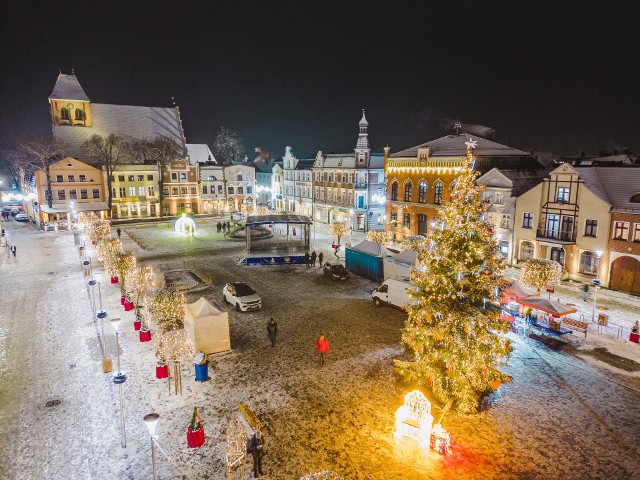 Na Starym Rynku w Pucku stanęła choinka. Oświetlone drzewko w śniegu prezentuje się bajkowo