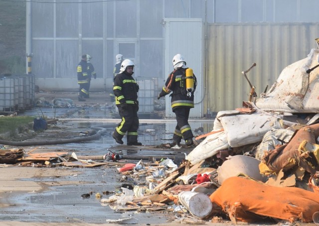 Pożar na wysypisku śmieci. W akcji brało udziału ponad stu strażaków, samolot gaśniczy i helikopter.