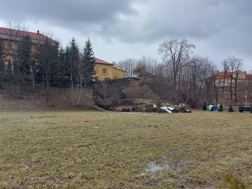 Skarpa osunięta na terenie parafii farnej w Leżajsku nie zagraża mieszkańcom. Parafia została odcięta od wody 