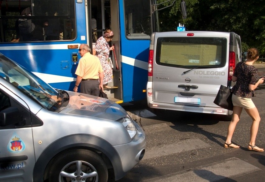 Kraków. Zderzenie tramwaju z busem na ul. Westerplatte [WIDEO, ZDJĘCIA]