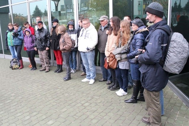 Jak czytamy na stronie ostrołęckiego wydarzenia, trasa spaceru prowadzi przez najbardziej charakterystyczne lub ciekawe miejsca naszego miasta. Fotografowie będą robić zdjęcia na małym rynku, Starym Mieście oraz w porcie rzecznym i Fortach Bema. Spacer zakończą przy wspólnym ognisku. Organizatorem akcji było Ostrołęckie Towarzystwo Fotograficzne.