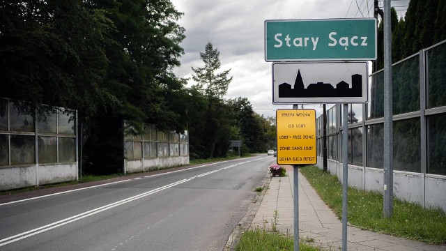 5 stycznia 2021 roku Bart Staszewski opublikował w sieci zdjęcie znaku drogowego miejscowości Stary Sącz z doczepiona żółtą tabliczką z napisem „Strefa wolna od LGBT”.